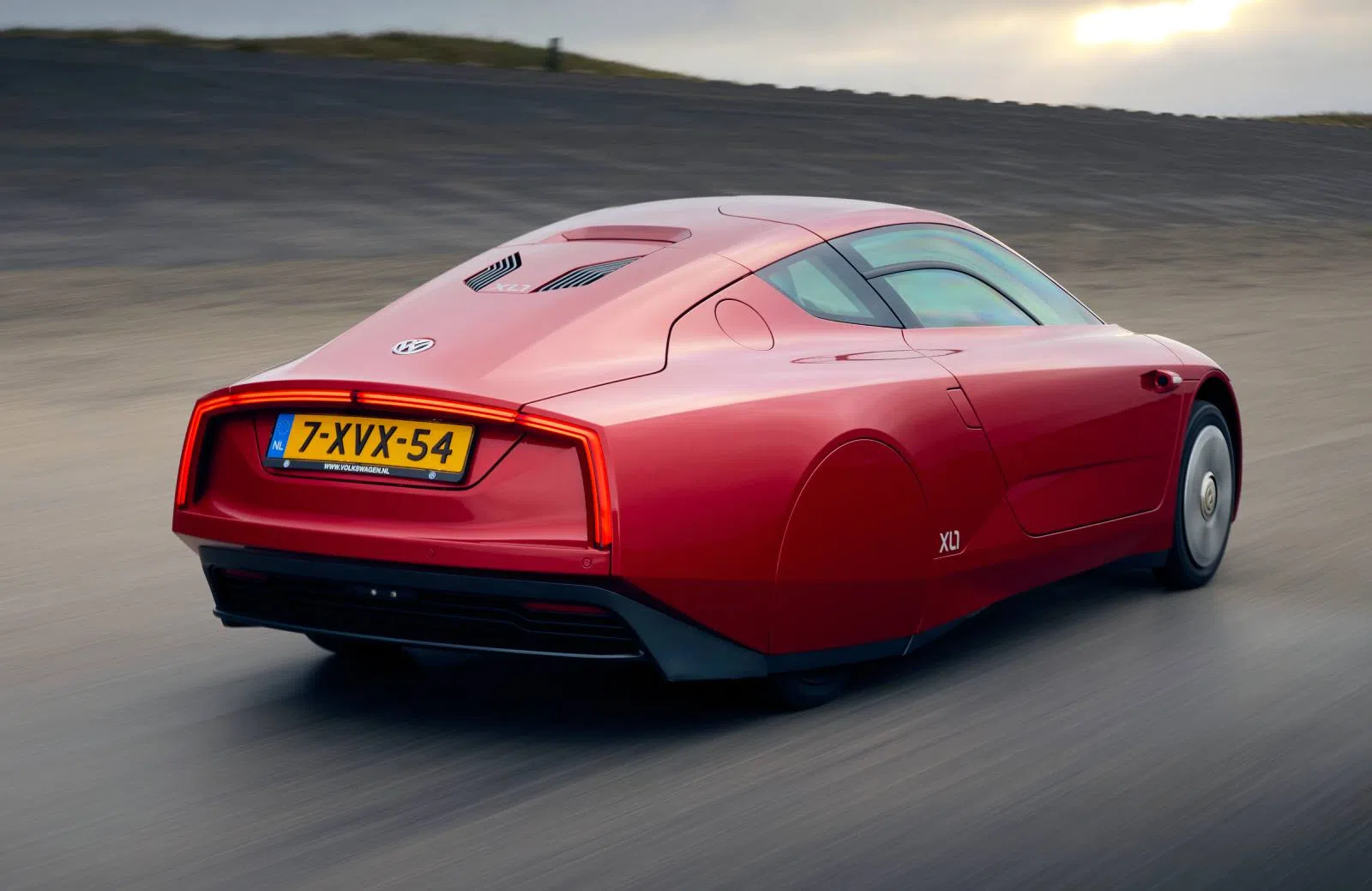 Volkswagen XL1 rood NL kenteken